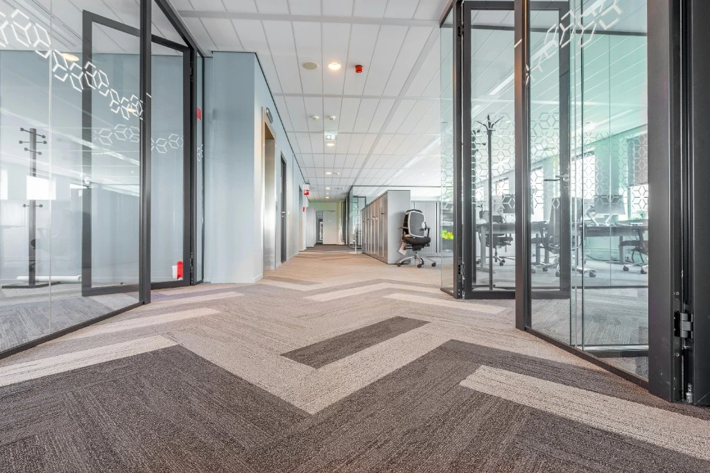 Commercial hallway with clean patterned office carpeting